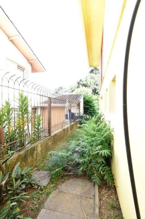 Casa residencial com potencial para ponto comercial.