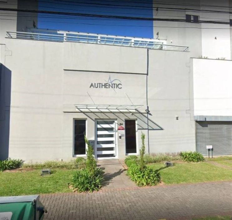 Excelente sala aérea semimobiliada com cozinha, recepção, sala de reuniões e banheiro social. Rebaix