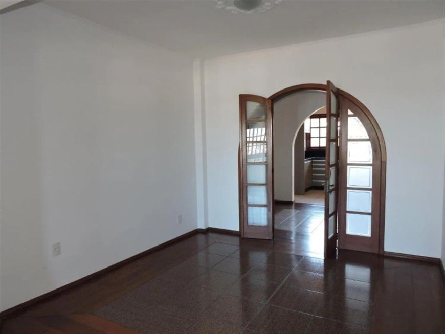 Cobertura duplex semimobiliada no Jardim América com 04 dormitórios (sendo 01 suíte com closet), sal