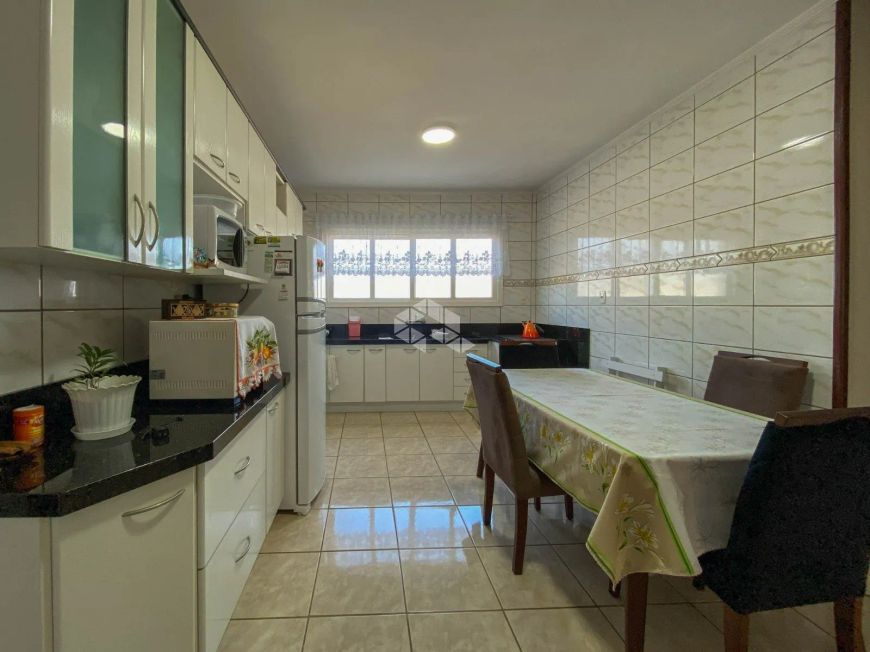 Casa com 2 moradias, 6 quartos no Colina Sorriso.