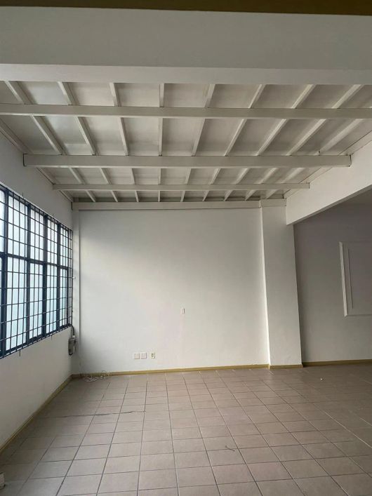 Ótima loja térrea em excelente localização no Centro!! Com mezanino. Área privativa: 456,24m. Confir