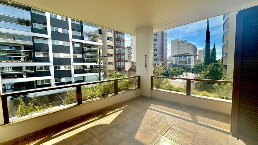 Amplo apartamento semimobiliado em ótima localização e posição solar (Norte) no Bairro Exposição!! C