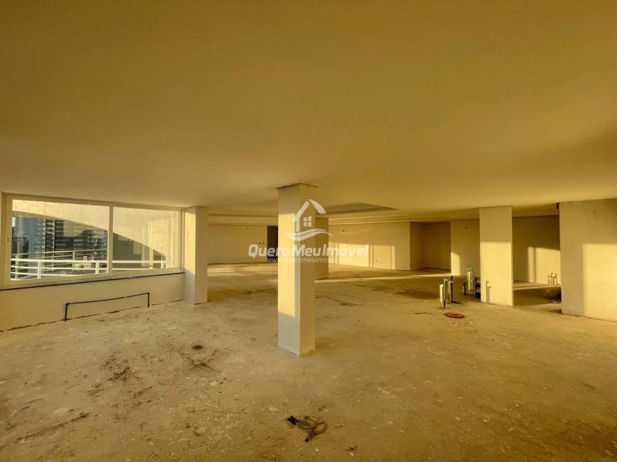 Apartamento 3 suítes com 296m² no Panazzolo.