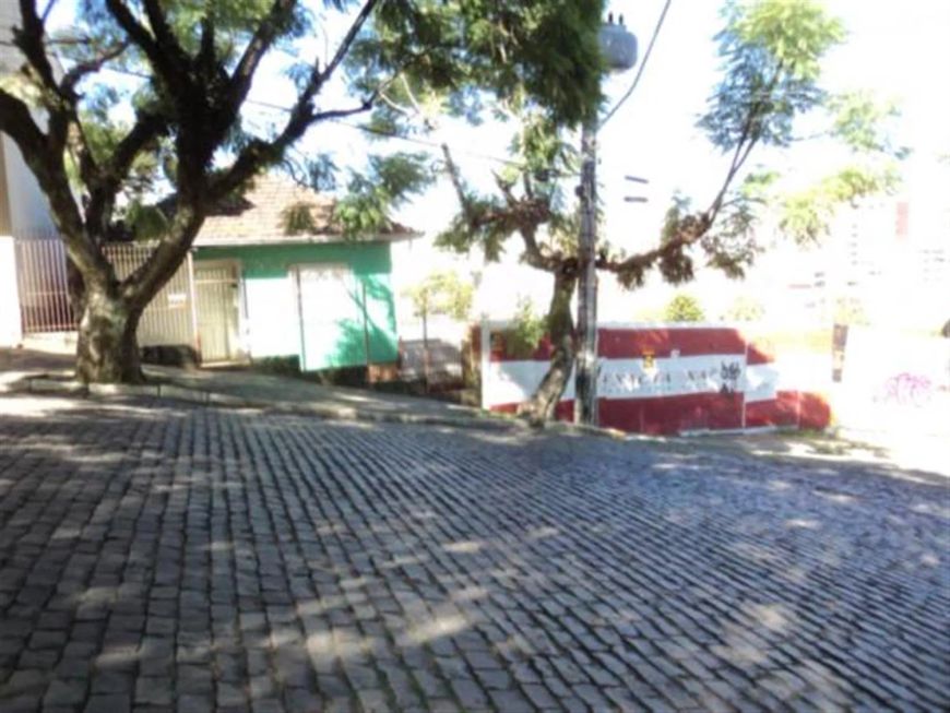 Excelente localização e posição solar! Terreno frente Norte com área total de 770,00m. Área: 20x38,5