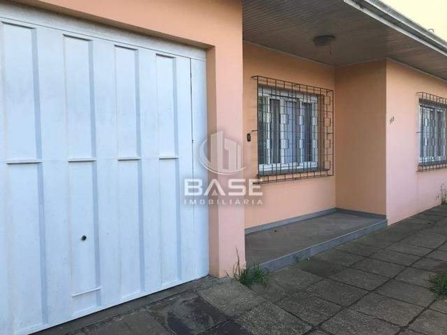 Casa de alvenaria com 05 dormitórios, sendo 01 suíte, 02 banheiros sociais, área de serviço, portão