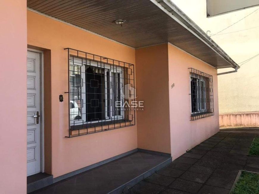 Casa de alvenaria com 05 dormitórios, sendo 01 suíte, 02 banheiros sociais, área de serviço, portão