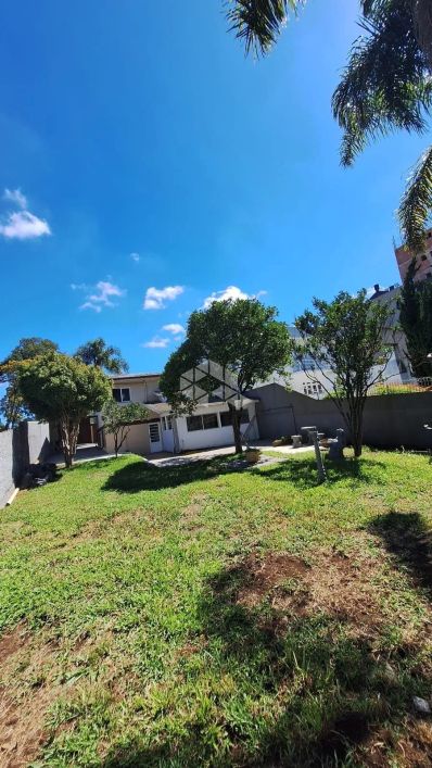CASA COM 3 DORMITÓRIOS E 4 VAGAS EM FRENTE A LAGOA BAIRRO DESVIO RIZZO