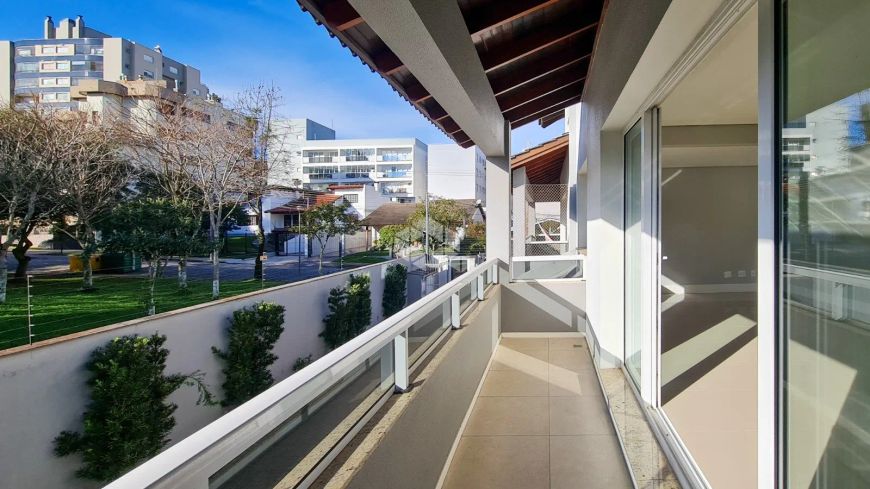 Casa alto padrão semimobiliada de três quartos e uma suite, no Bairro Jardim América