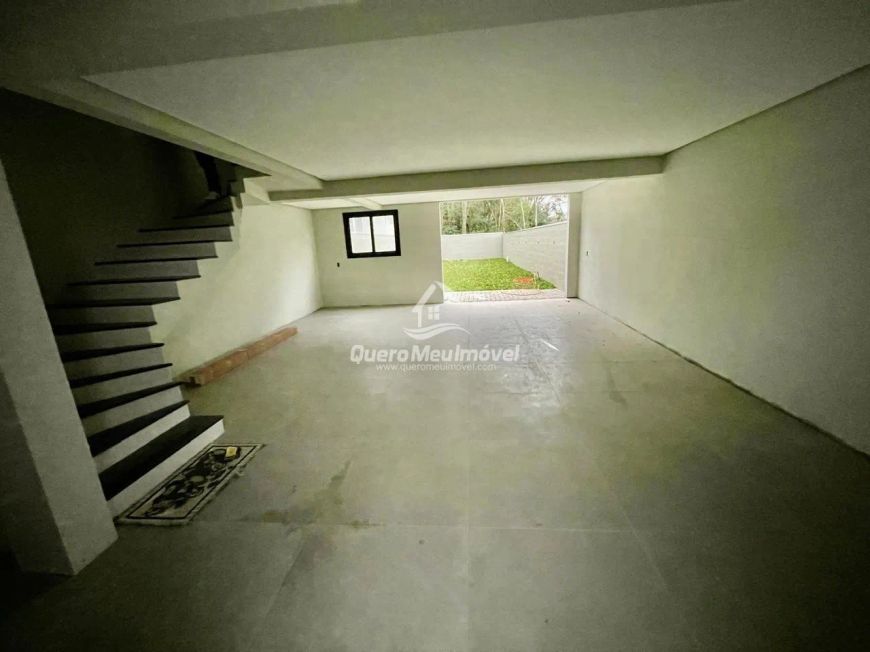 Sobrado com 3 dormitórios e amplo pátio