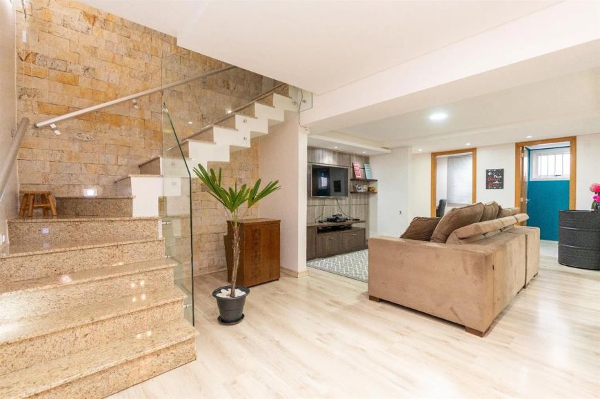 Excelente casa no Bairro Rio Branco! Com 03 dormitórios (sendo 01 suíte com closet), sala para 02 am