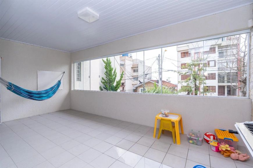 Excelente casa no Bairro Rio Branco! Com 03 dormitórios (sendo 01 suíte com closet), sala para 02 am
