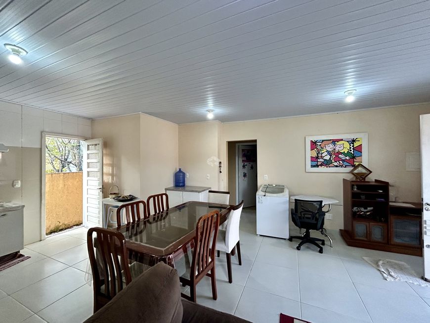 Casa com tres quartos no bairro Desvio Rizzo