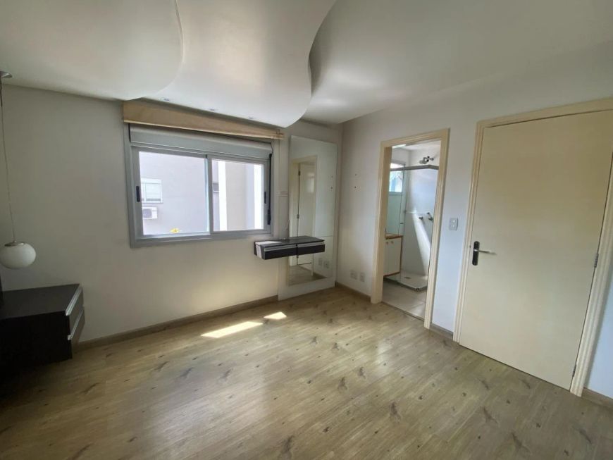 Excelente apartamento semimobiliado localizado no B. São Pelegrino! Conta com 03 dormitórios (sendo