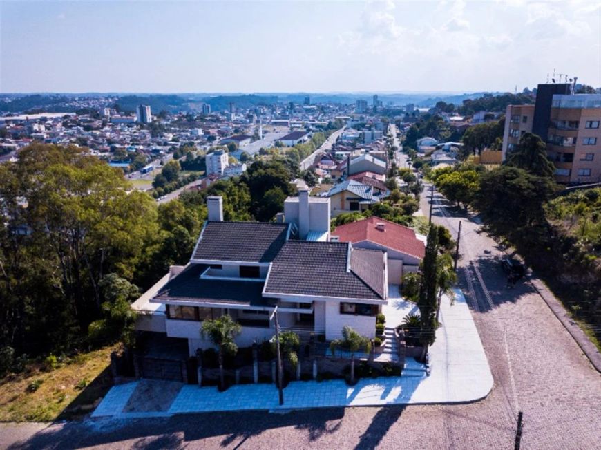 Excelente residência semimobiliada com 03 suítes (sendo 01 master com piso aquecido), ampla sala par