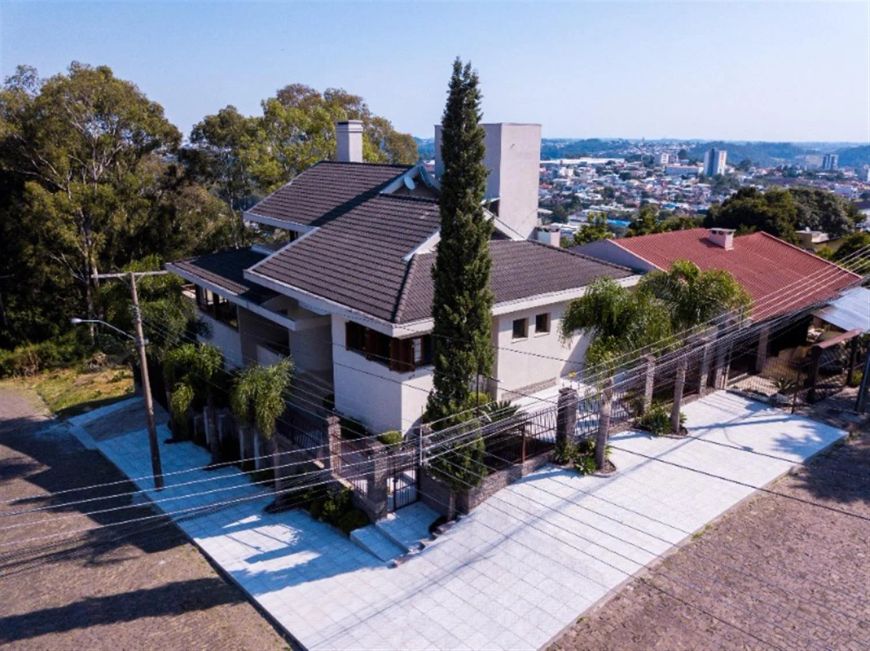 Excelente residência semimobiliada com 03 suítes (sendo 01 master com piso aquecido), ampla sala par