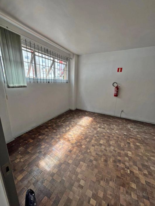 BENTOALVES aluga sala térrea com 300 m2 e estacionamento exclusivo no centro - Caxias do Sul - RS
