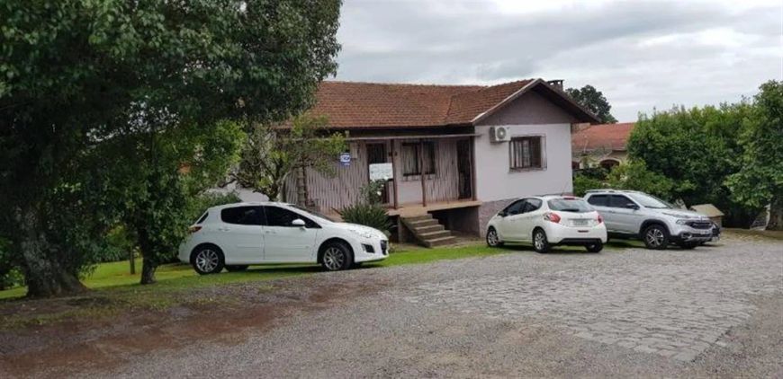 Amplo terreno de frente com 55,44m de frente para a BR 116, totalizando 5.467,06m. Contem 01 pavilhã