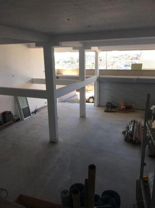 Excelente loja térrea localizada no Bairro Petrópolis! Possui espera para mezanino e cortinas metáli