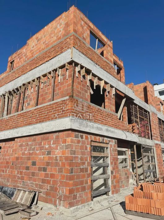 Excelente localização, em região nobre, próximo a Estação Férrea e Shopping Bourbon São Pelegrino. O