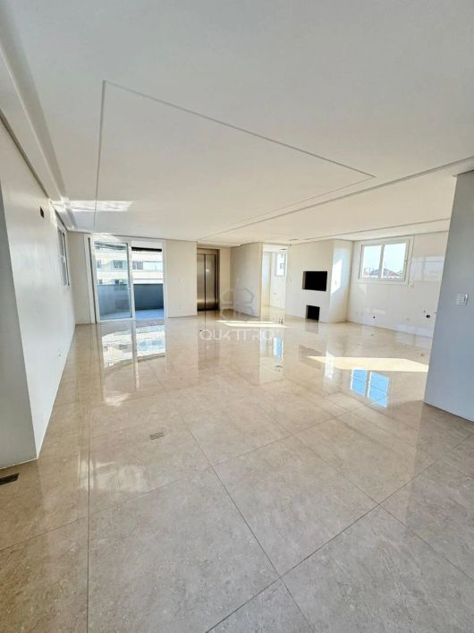 Apartamento novo e um por andar, no Panazzolo.