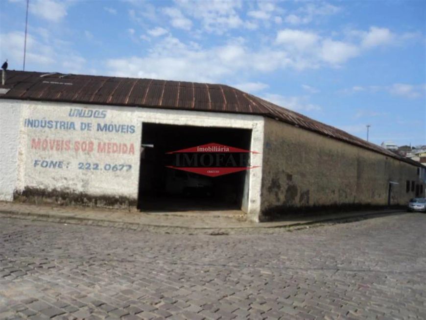 Excelentes pavilhões com área total de 3.915,00m. Consulte-nos!