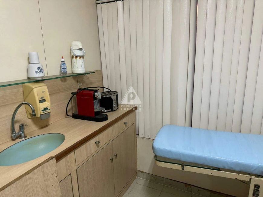 Ampla sala no coração comercial da tijuca