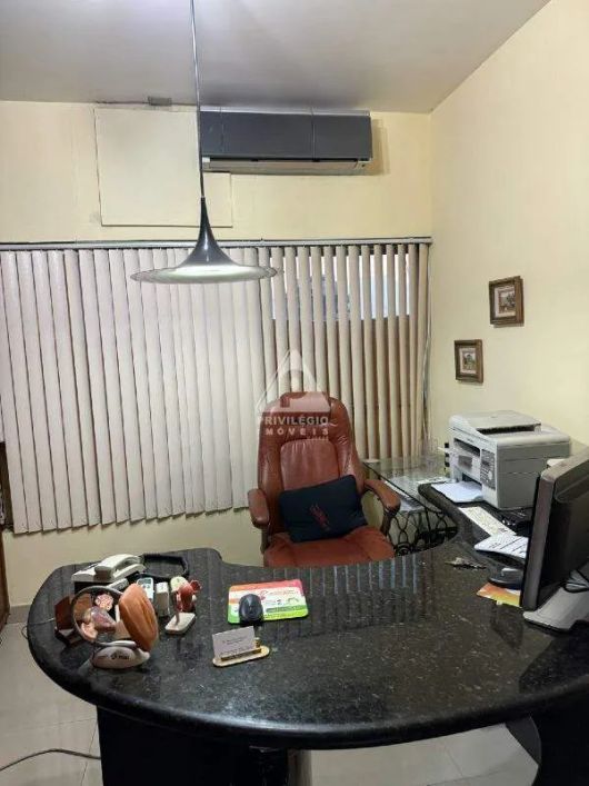 Ampla sala no coração comercial da tijuca