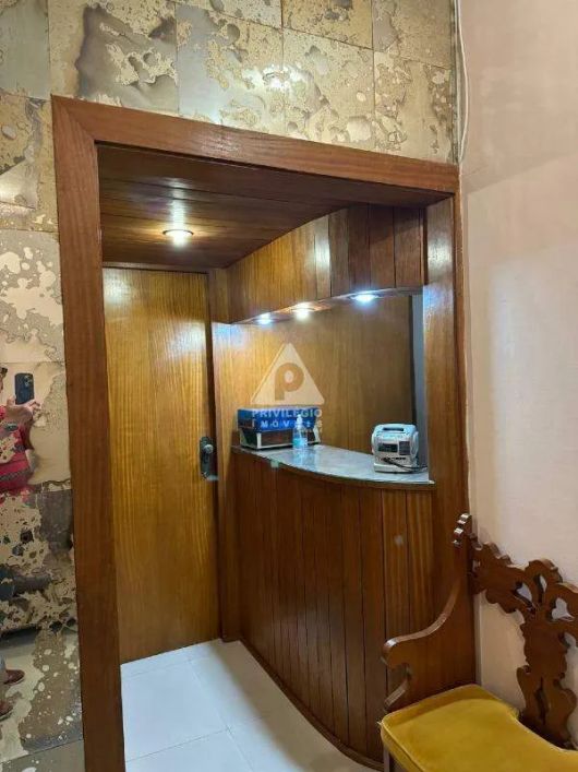Ampla sala no coração comercial da tijuca