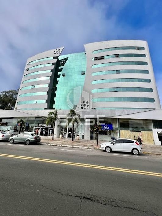 São 2 salas interligadas (uma com 37m² e outra com 34m²),totalizando 71m², com 2 lavabos e 2 vagas d
