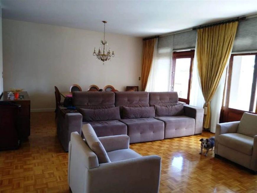 Excelente localização! Amplo apartamento semimobiliado com 03 dormitórios, sala para 02 ambientes co