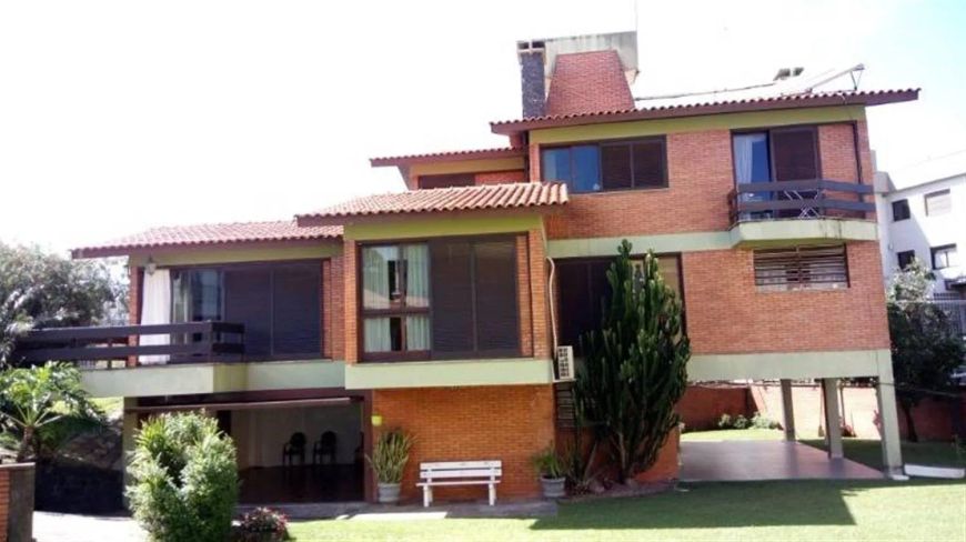 Excelente residência com 03 pavimentos! Térreo: garagem para 02 carros com churrasqueira, cozinha, á