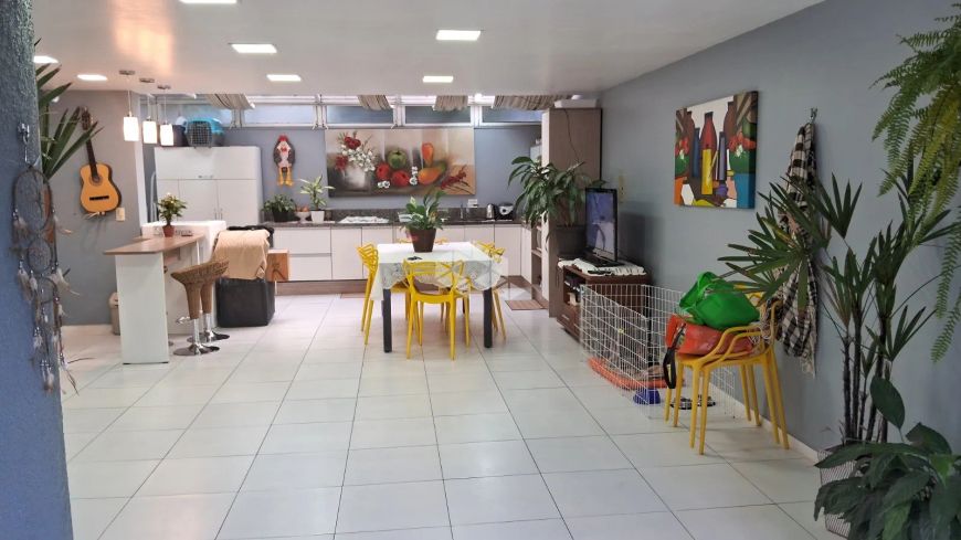 Sobrado triplex com 3 dormitórios e 183m² de área no bairro Jardim América