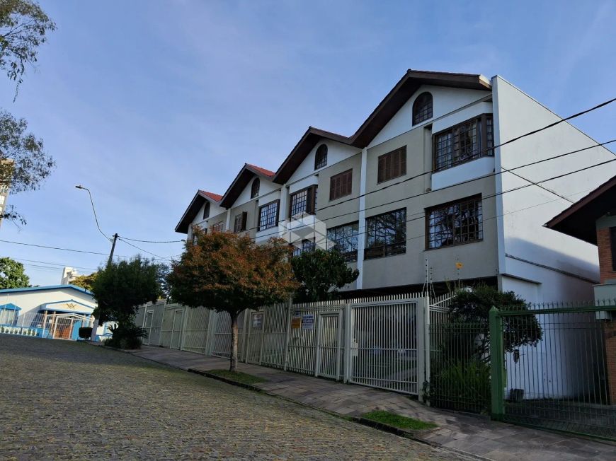 Sobrado triplex com 3 dormitórios e 183m² de área no bairro Jardim América