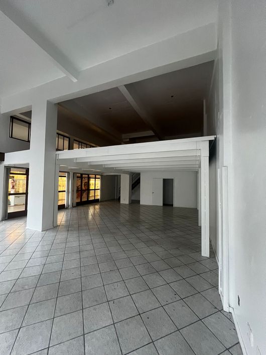 BENTOALVES aluga loja térrea, c/ 130m2, em frente ao Quartel, no Rio Branco - Caxias do Sul - RS