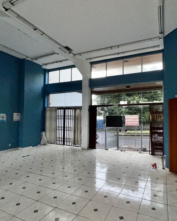 BENTOALVES aluga loja térrea com 200m2, 02 garagens, frente para Av. Júlio - Caxias do Sul - RS