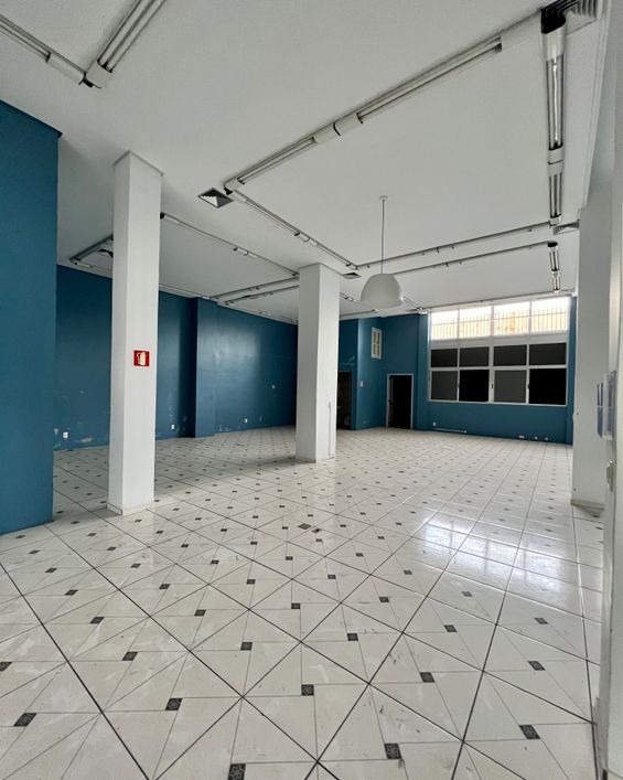 BENTOALVES aluga loja térrea com 200m2, 02 garagens, frente para Av. Júlio - Caxias do Sul - RS