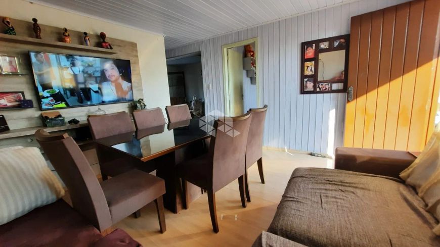 Casa no Bairro Charqueadas com 2 pavimentos, 145,90m², 3 vagas de garagem e amplo pátio.