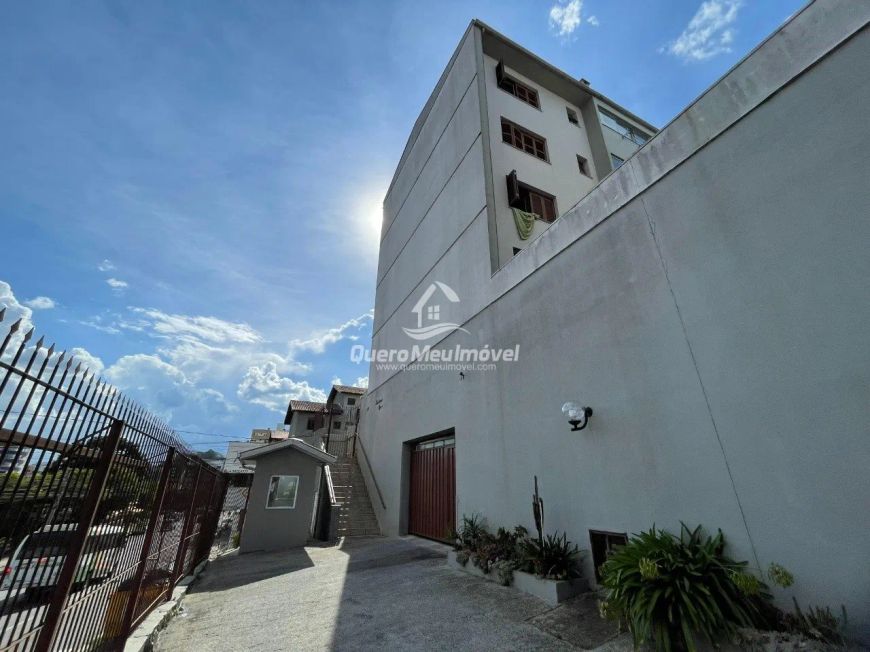 Apartamento semimobiliado no Santa Catarina