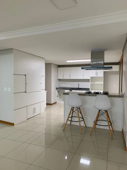 Apartamento Semimobiliado e revitalizado São 230,05m² privativos &amp;amp;#10004;3 suítes, sendo a maste