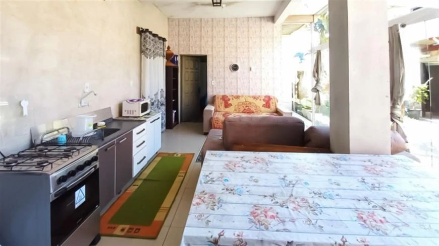 Excelente casa no Bairro Marechal Floriano! Com 03 dormitórios, hall de entrada, sala para 02 ambien