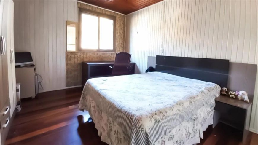Excelente casa no Bairro Marechal Floriano! Com 03 dormitórios, hall de entrada, sala para 02 ambien