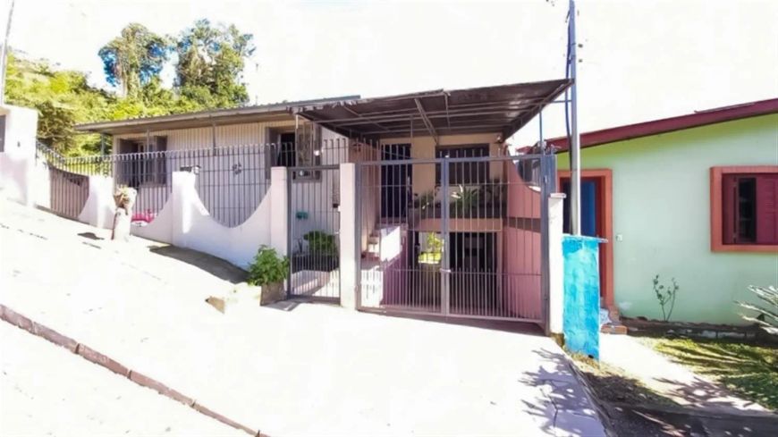 Excelente casa no Bairro Marechal Floriano! Com 03 dormitórios, hall de entrada, sala para 02 ambien