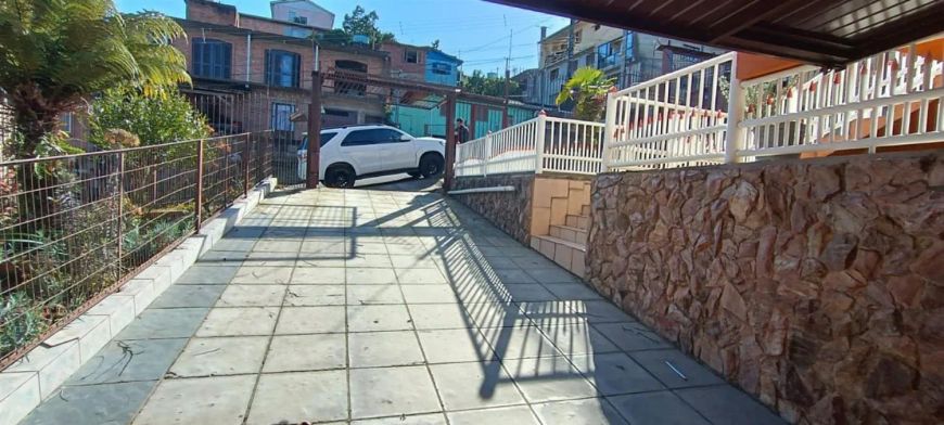 Excelente residência semimobiliada de 02 pavimentos no Bairro São Caetano! Com 03 dormitórios (sendo