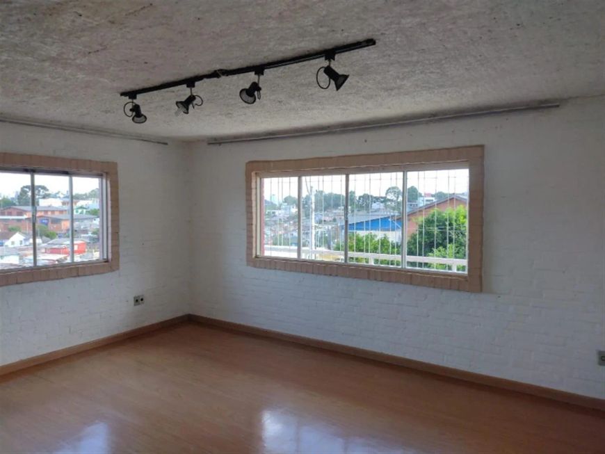 Excelente residência de alvenaria com 03 pavimentos no Bairro Pioneiro! Com 04 dormitórios, hall de