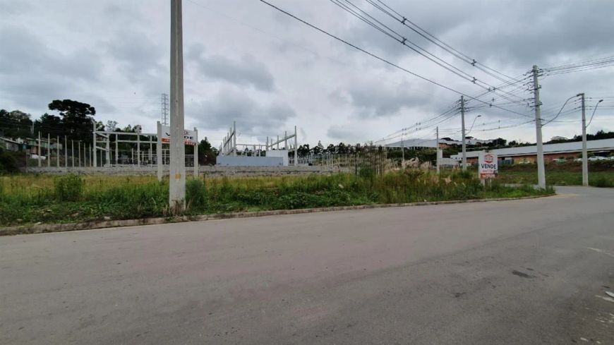 Terreno em excelente posição solar no Bairro Desvio Rizzo! Área: 42,53x85,8 = 3.514,70m. Confira!