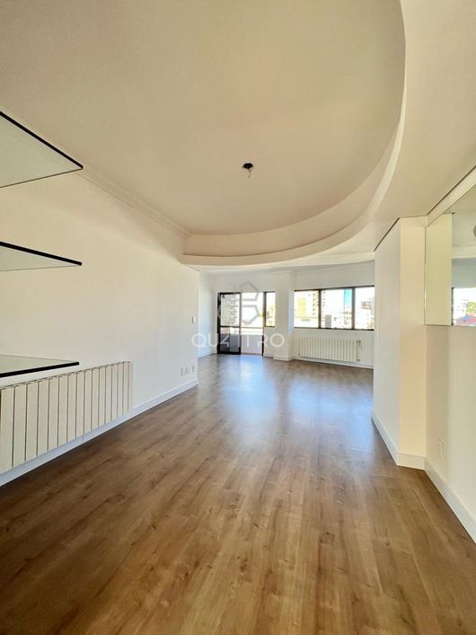 Apartamento semimobiliado em ótima localização