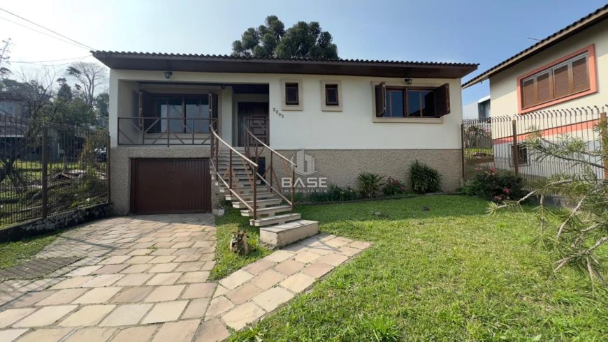 Casa semi mobiliada com 170,30m² de área construída e 730m,80m² de terreno no Bairro Bela Vista, com