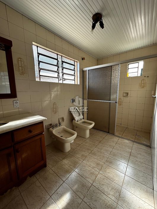 Localizada no bairro Nossa Senhora de Lourdes, em Caxias do Sul/RS, esta casa de 3 dormitórios e 1 b