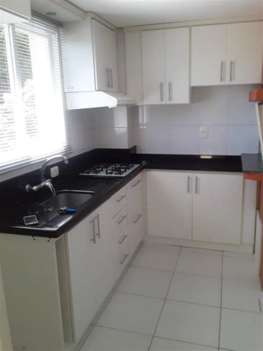 Apartamento semimobiliado com 02 dormitórios, sala para 02 ambientes com lareira, terraço, cozinha c