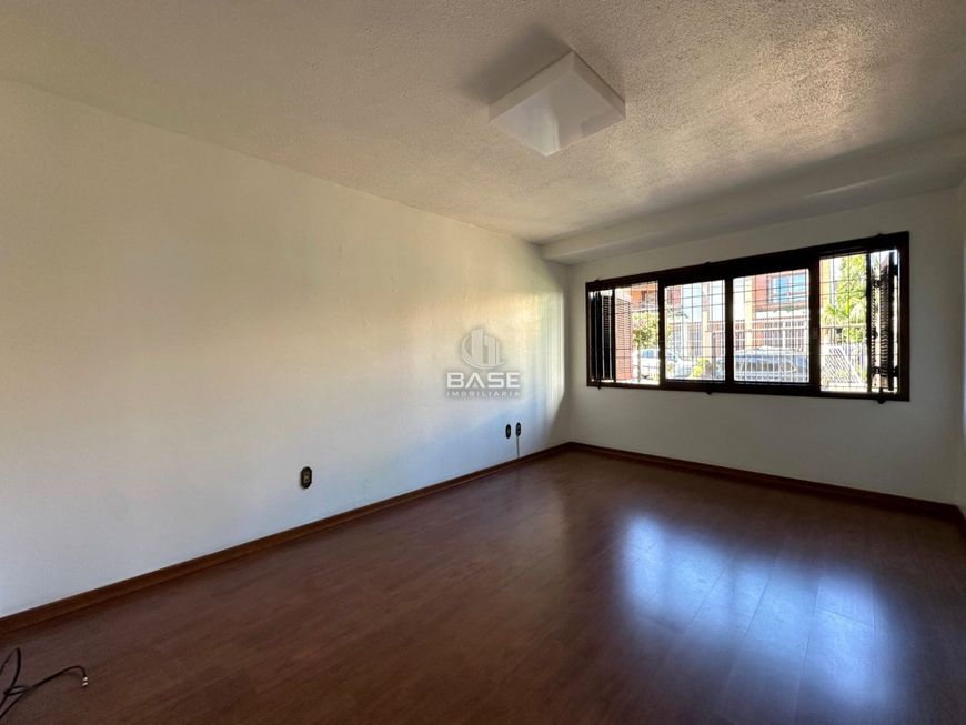Casa geminada com 3 andares distribuídos da seguinte forma: - térreo: sala com lareira, sala de jant